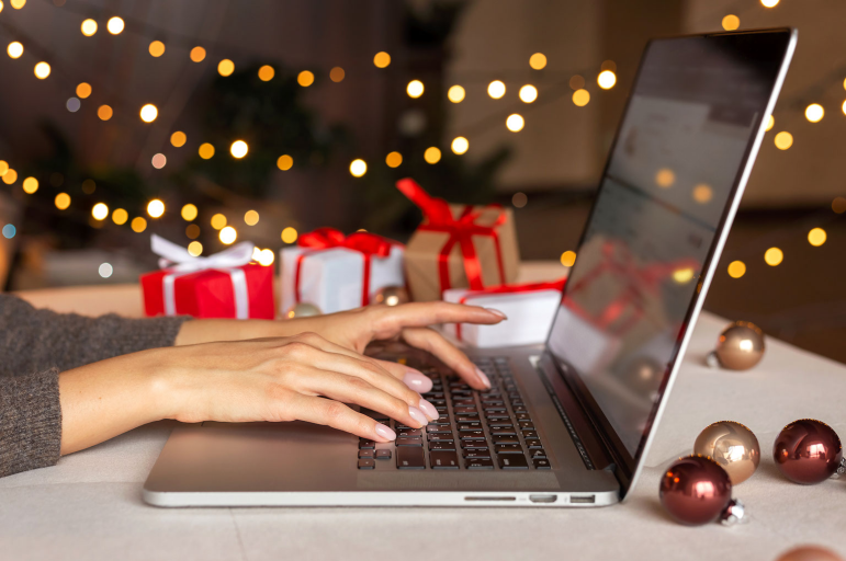 Fast zwei Drittel der Weihnachtsgeschenke wurden 2022 im Internet gekauft